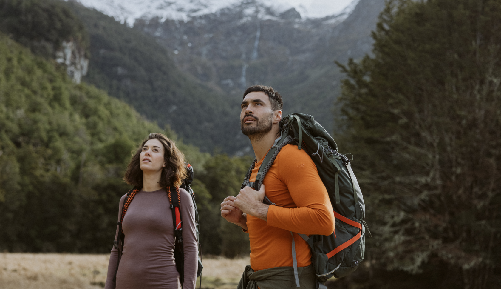 twee wandelaars kijken op naar de bergen