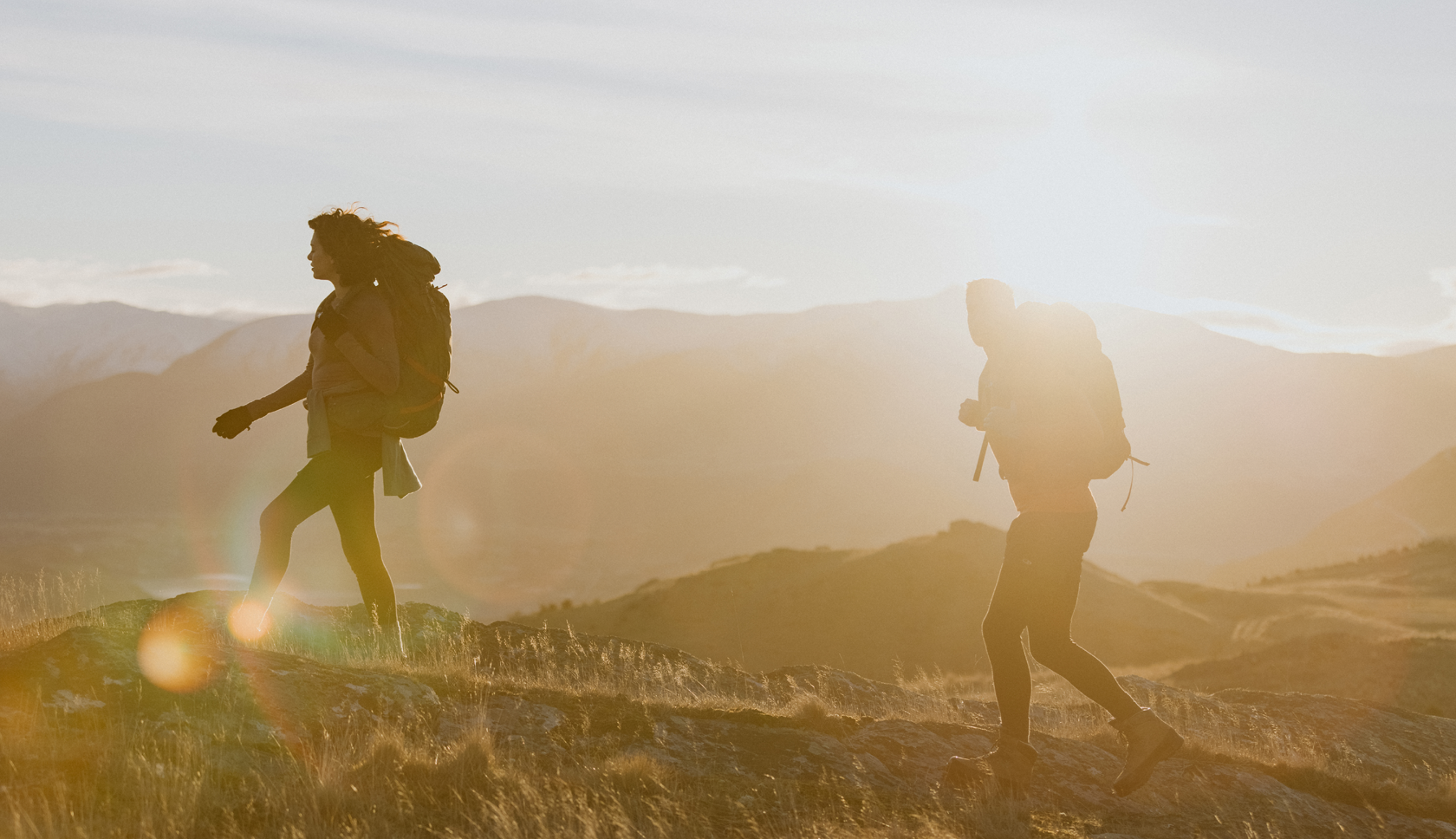 twee wandelaars bij zonsopgang