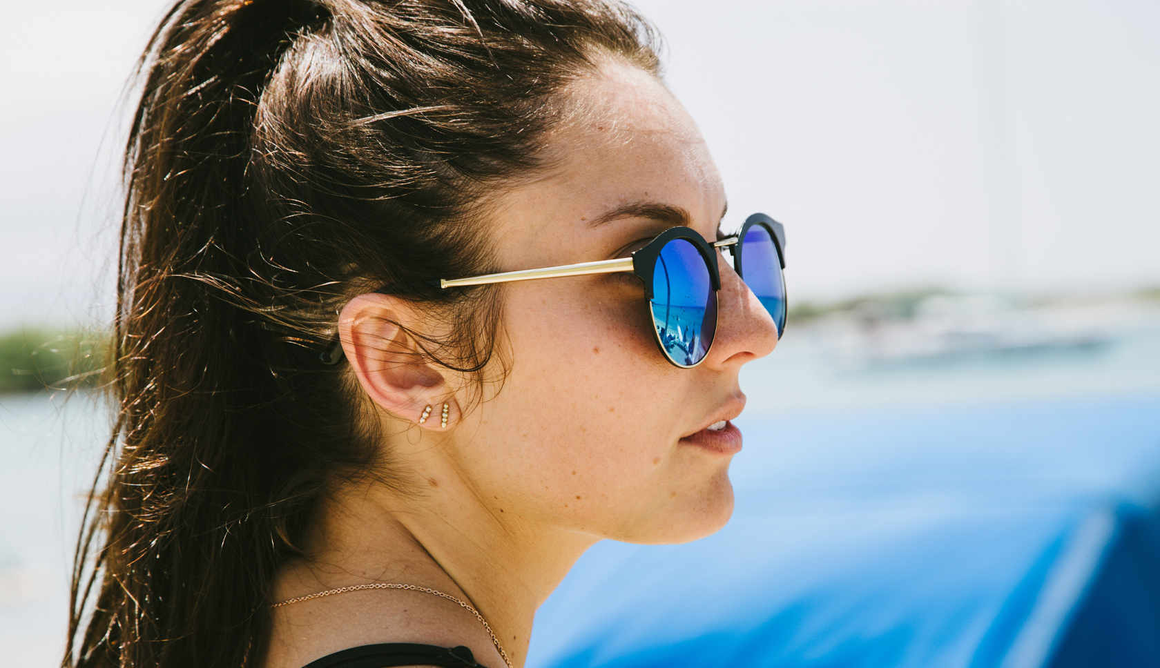 vrouw draagt een zonnebril met blauwe glaze