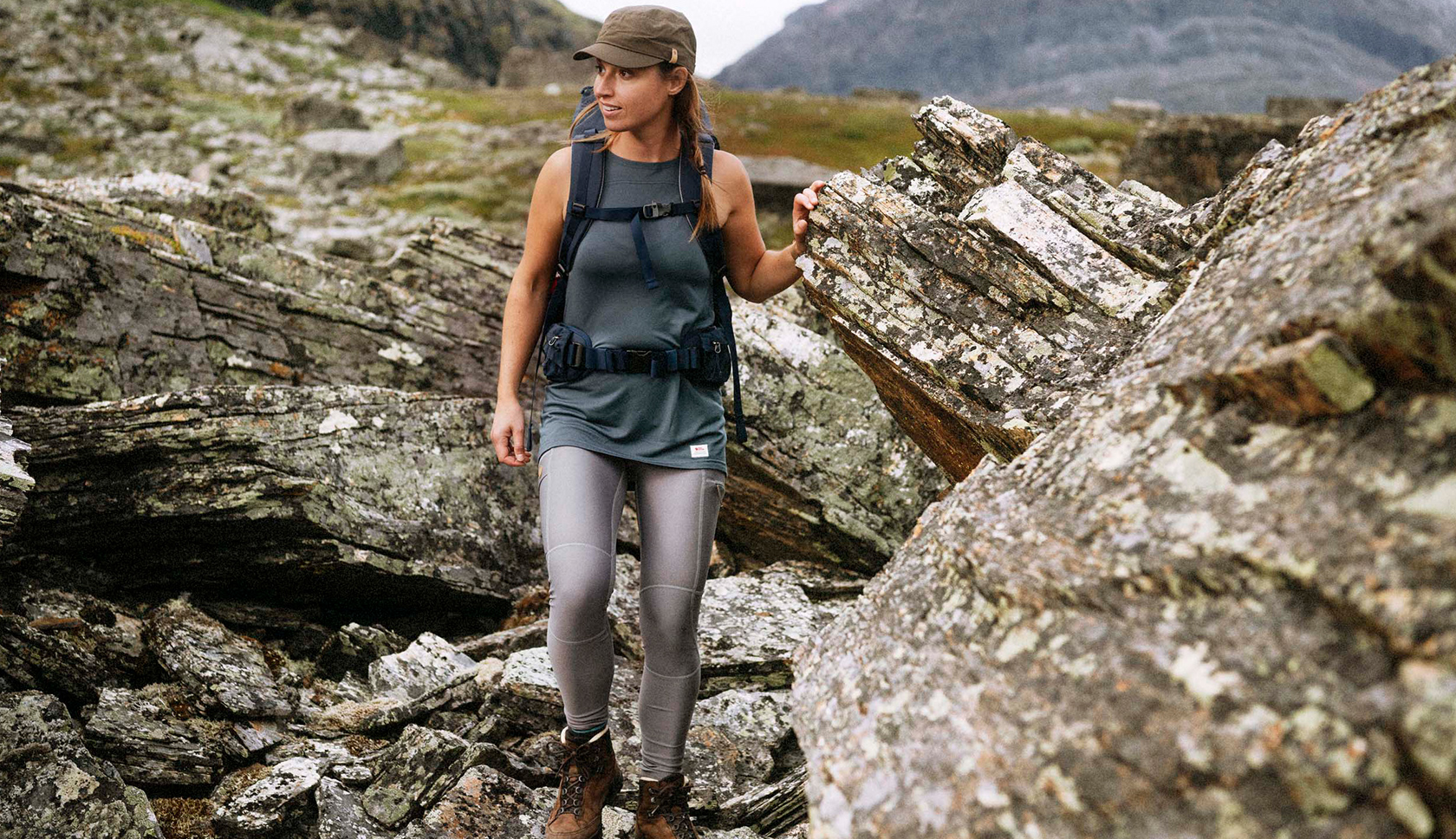 vrouw draagt fjallraven legging
