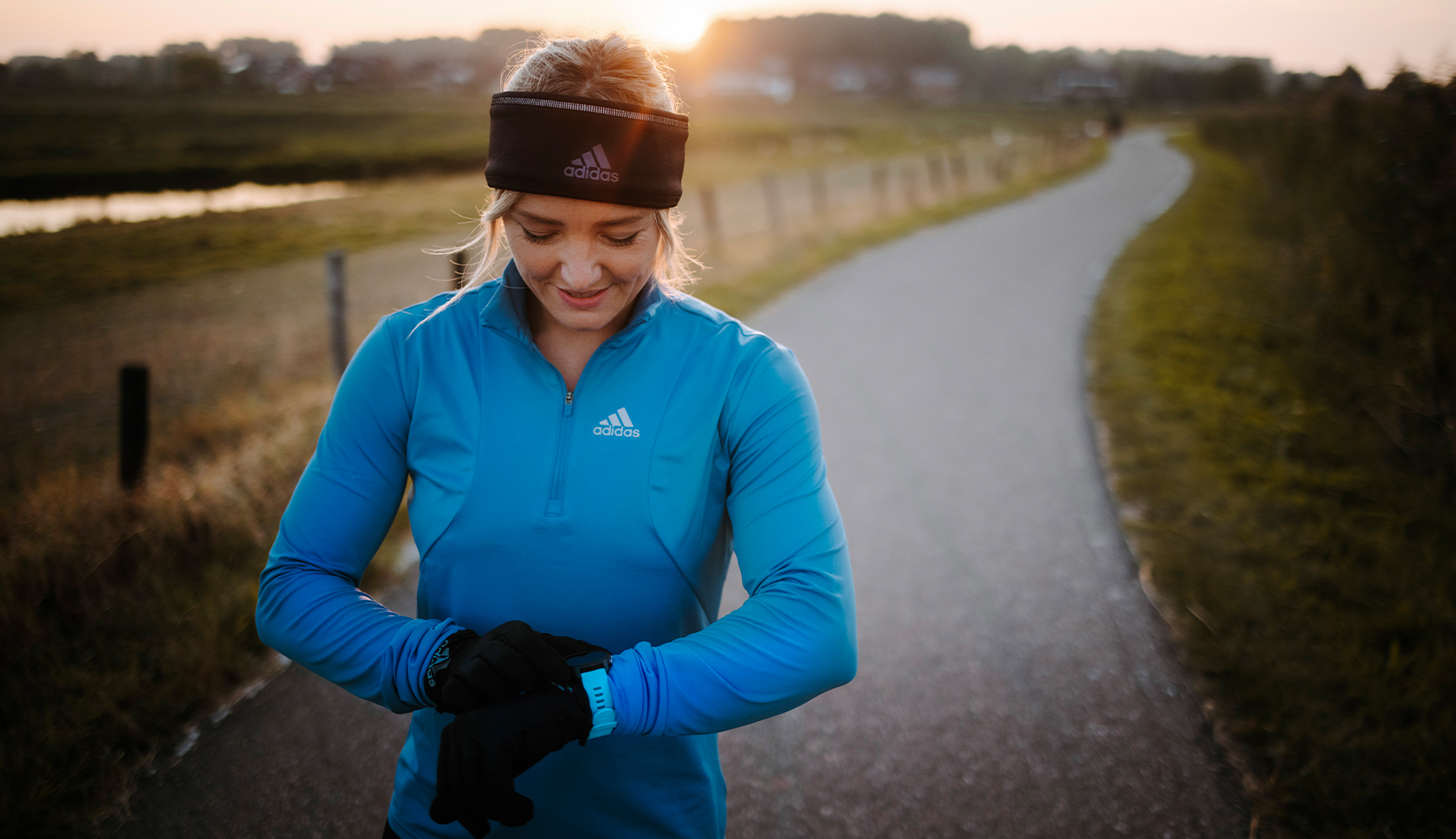 hardloopster checkt horloge