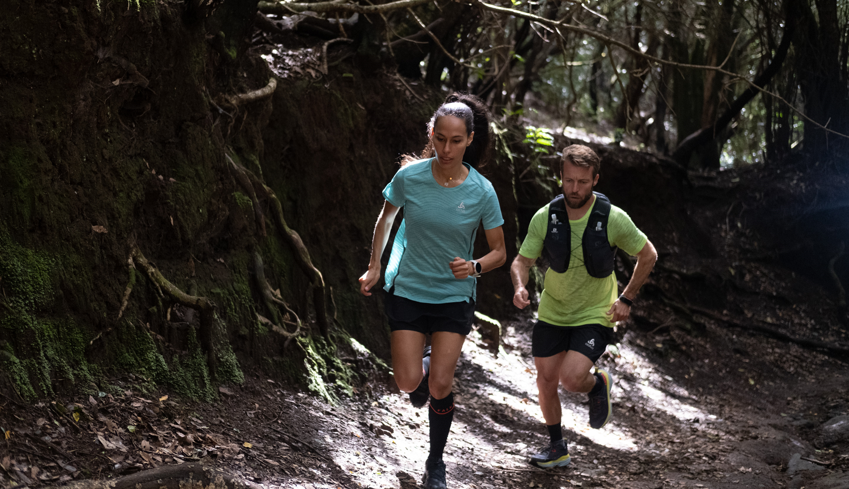 trailrunners rennen door het bos