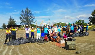 trashpacker-cleanup-backpacken-afval-community