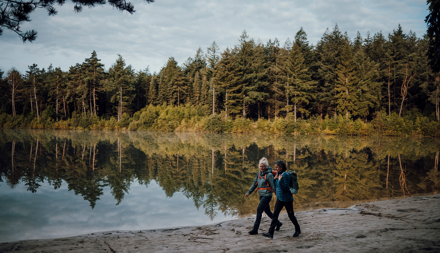 twee vrouwen wandelen in de natuur