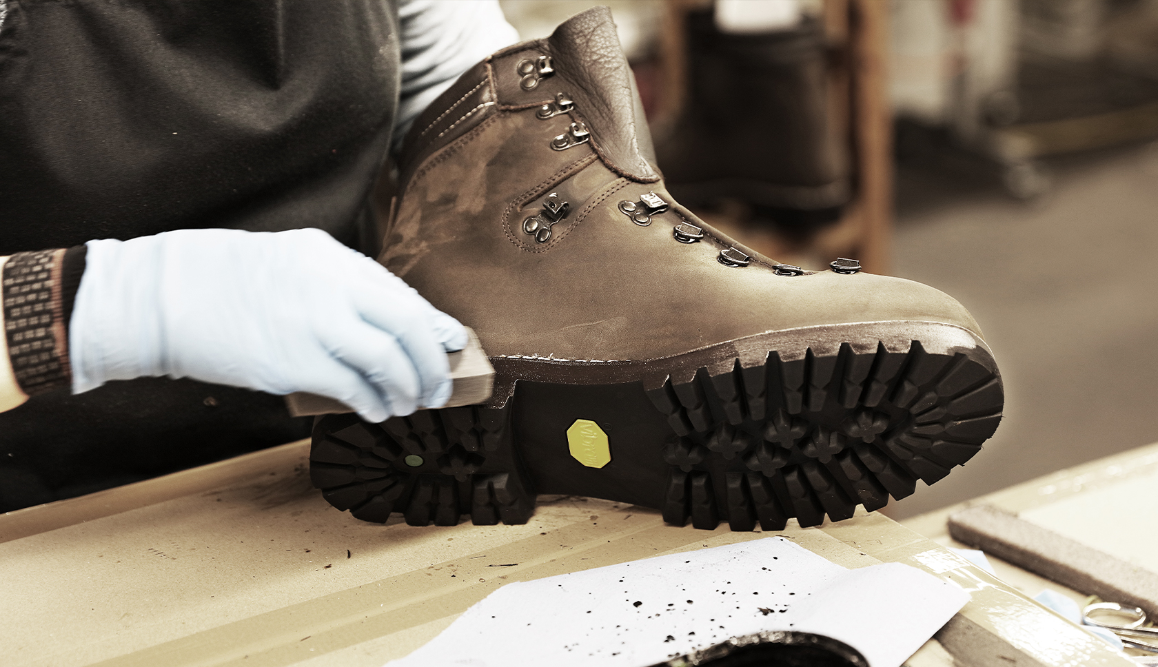 meindl schoen wordt schoongemaakt