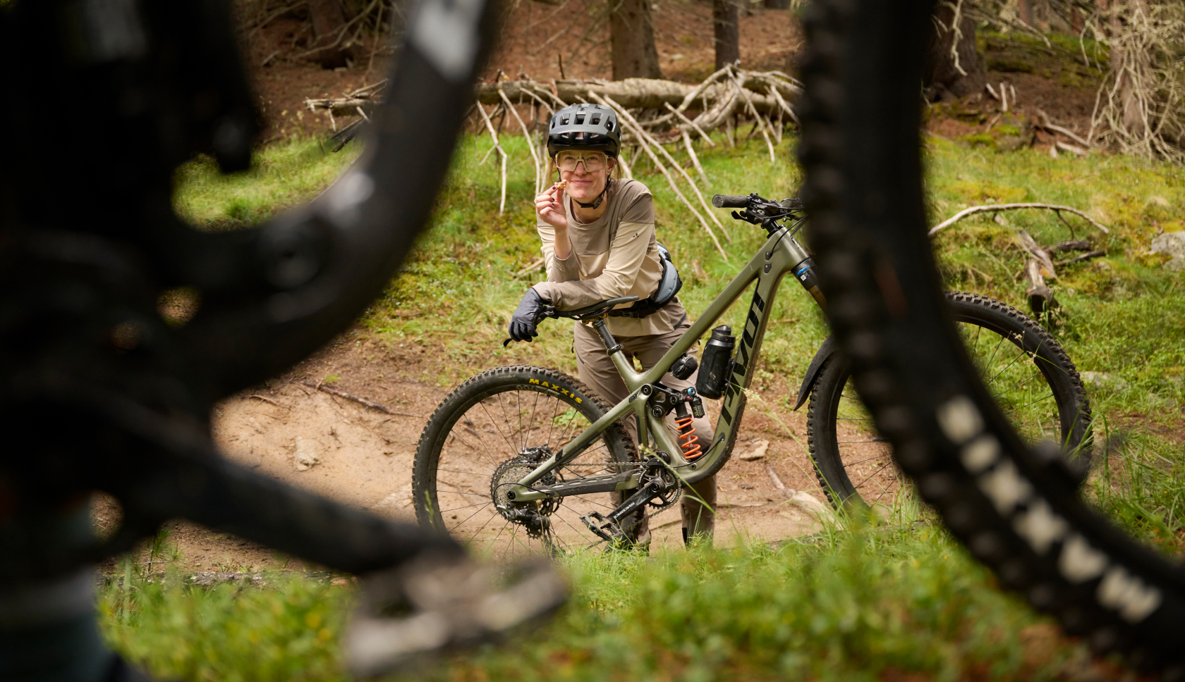 vrouw met een mountainbike neemt even pauze