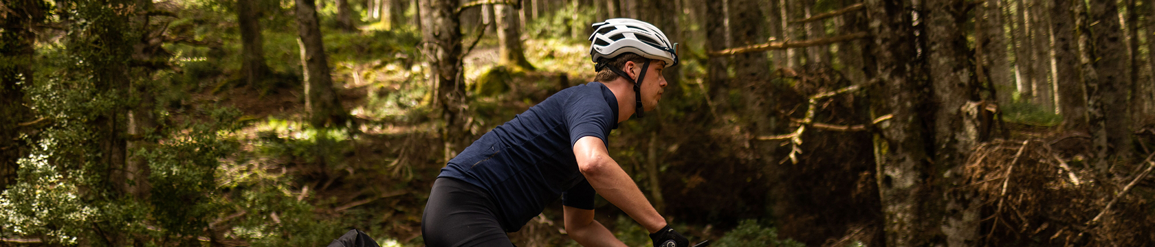 man in wielerkleding op de fiets