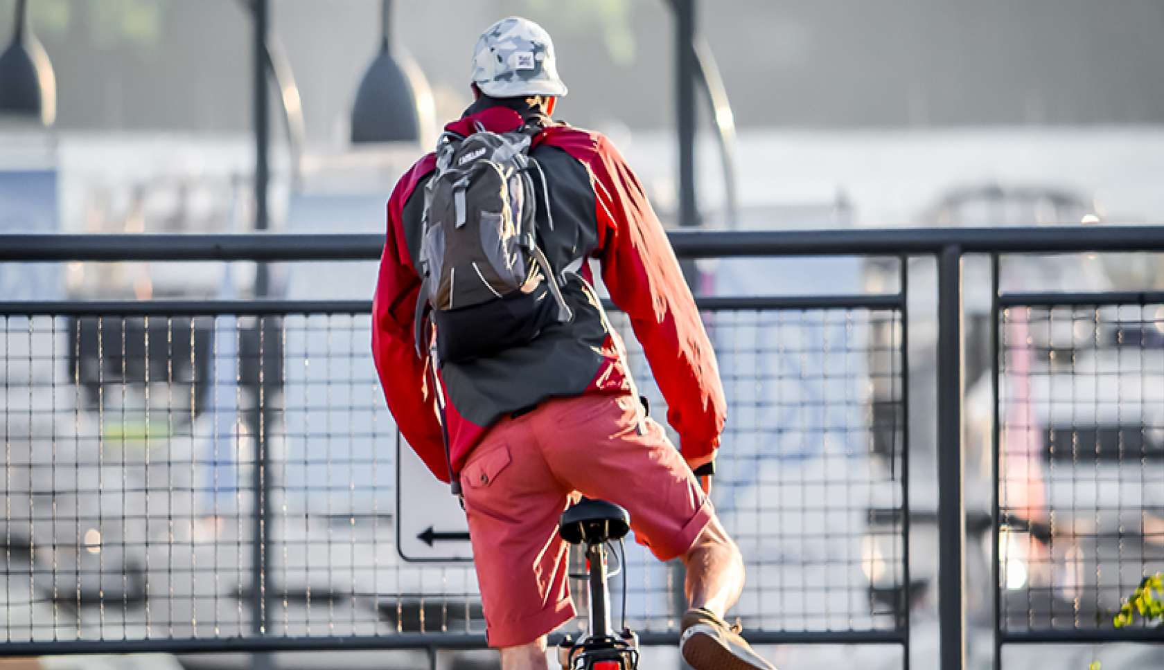 man op fiets in de stad