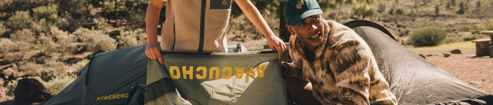 een man en jongen zetten samen een tent op