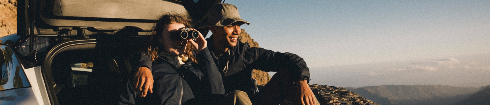 twee mensen kijken naar een uitzicht