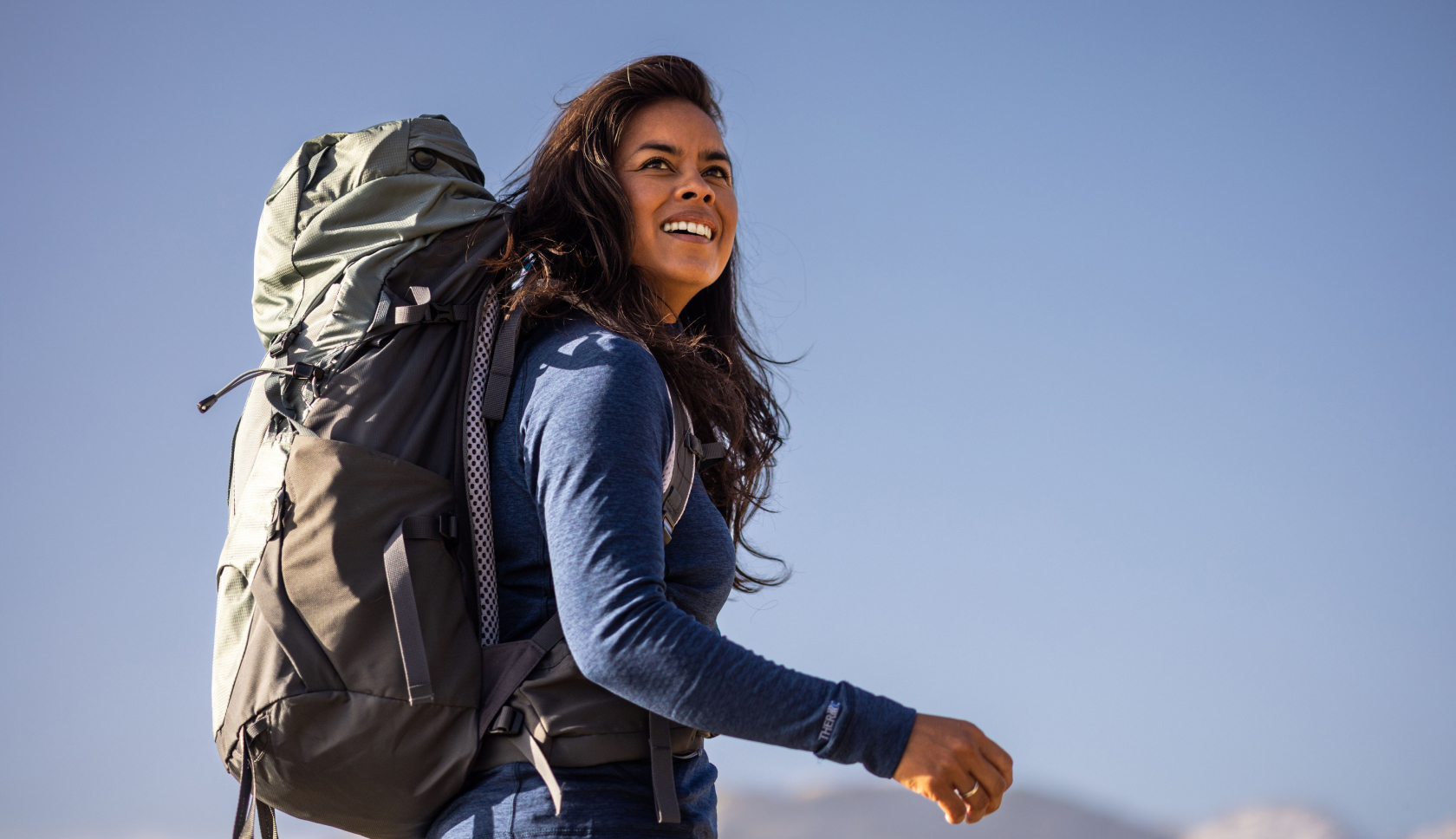 backpacker in geschikte kleding