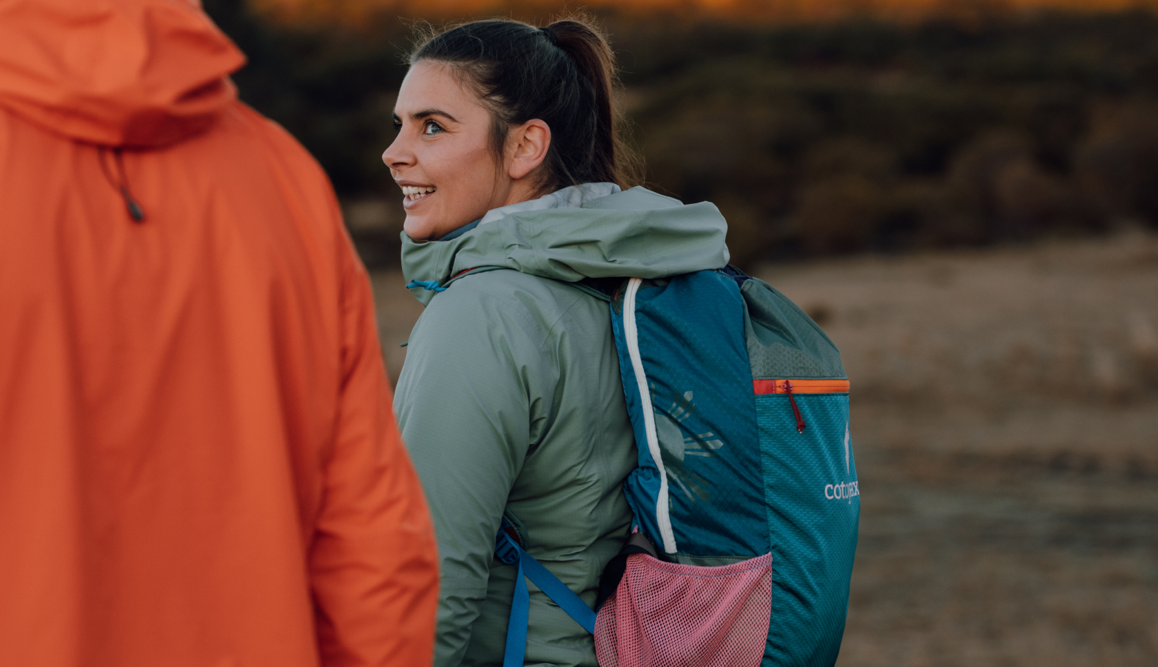 jonge vrouw wandelt met hippe dagrugzak