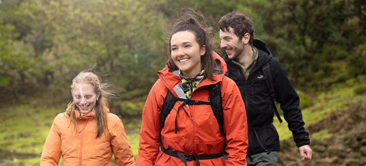 drie jongeren wandelen door het bos
