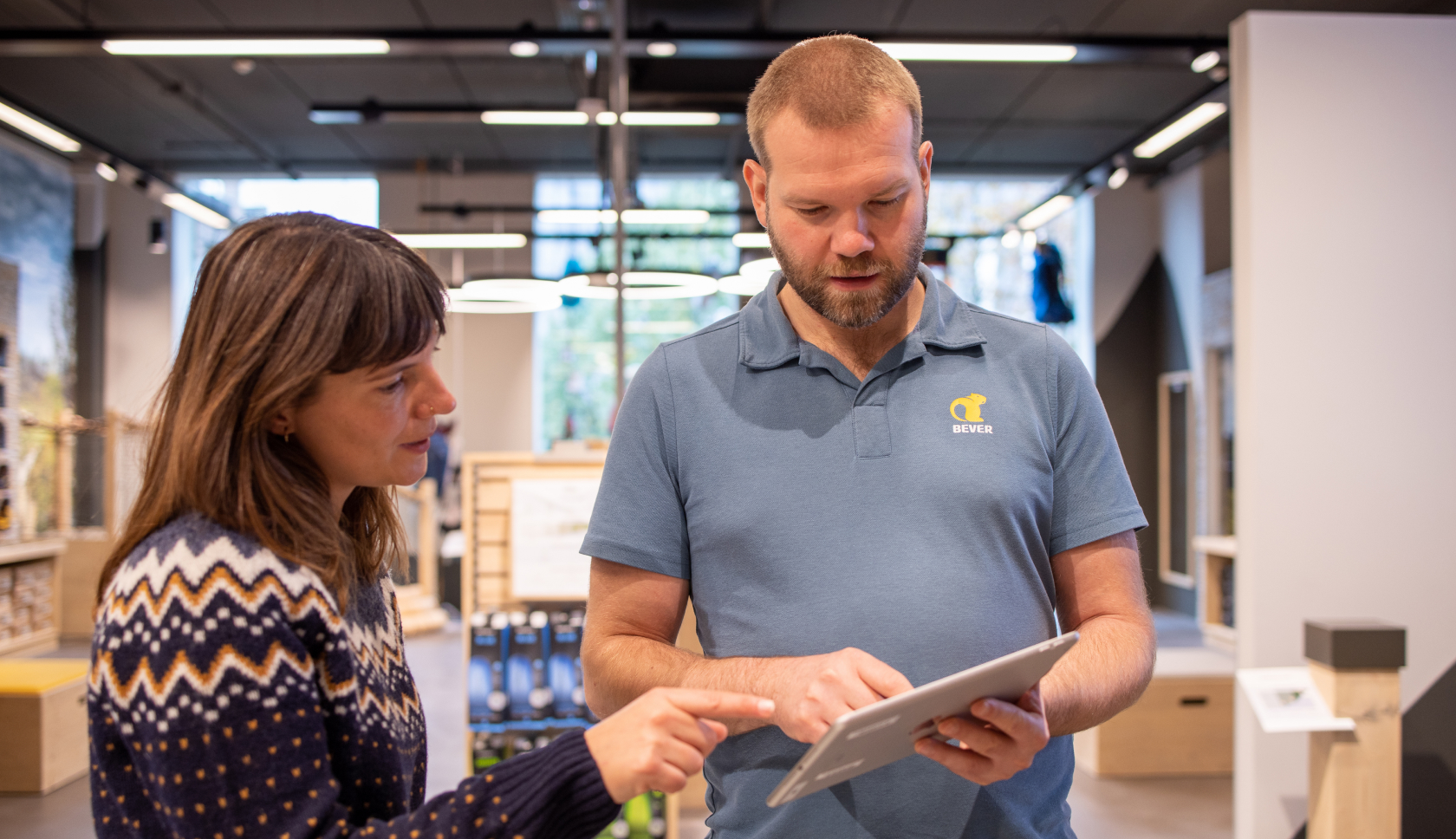 bevermedewerker geeft klant schoenadvies