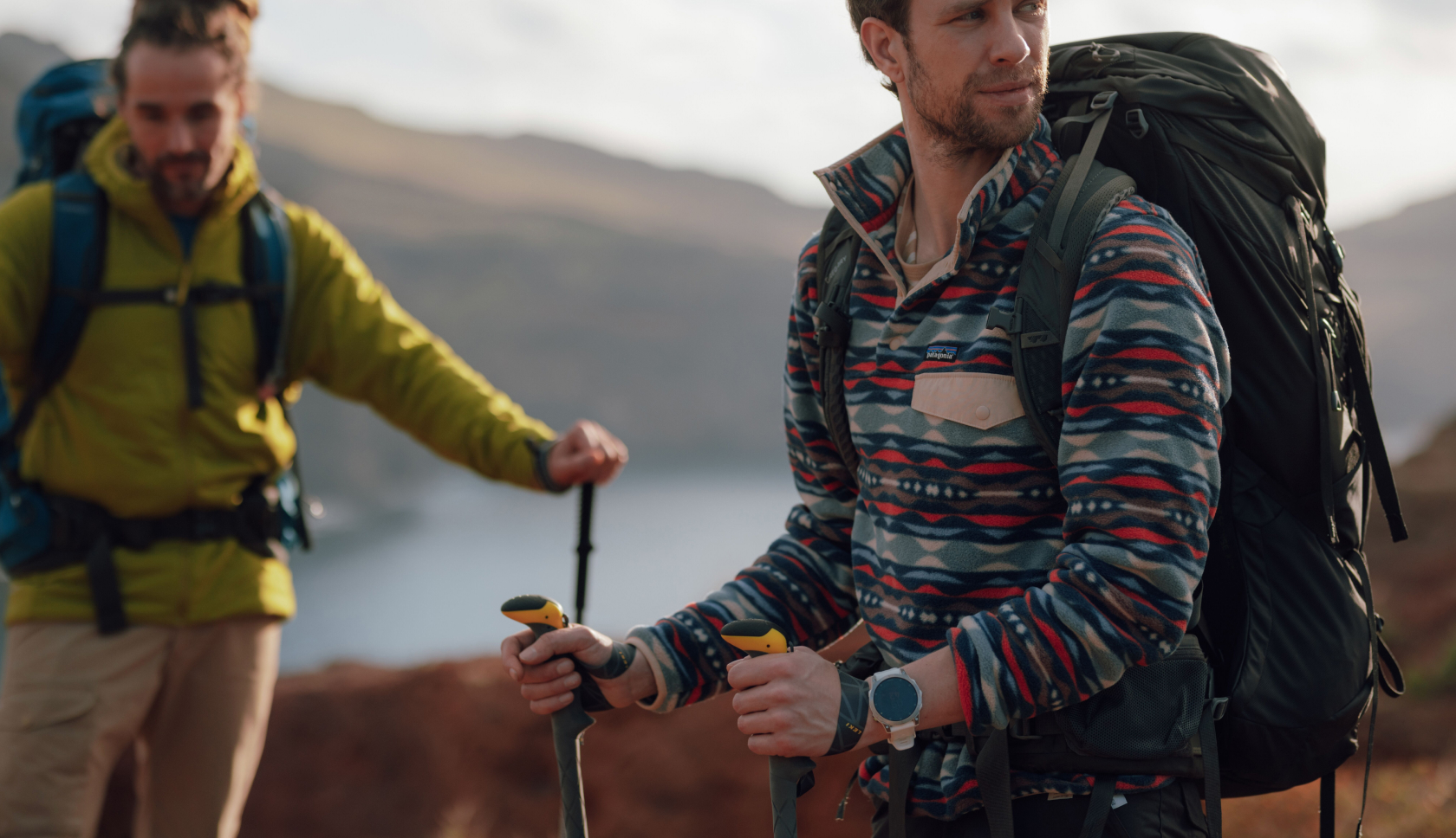 wandelaars met wandelstokken op pad