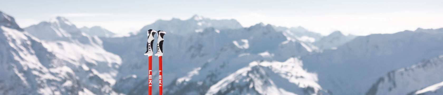 skistokken in de sneeuw