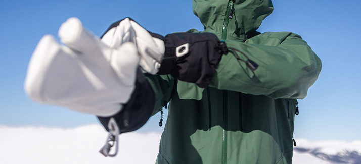 wintersporter met dikke, witte lobster-handschoenen