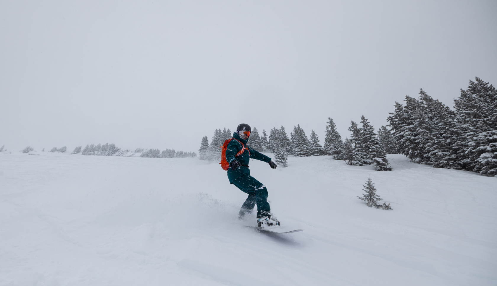snowboarder glijdt door de sneeuw