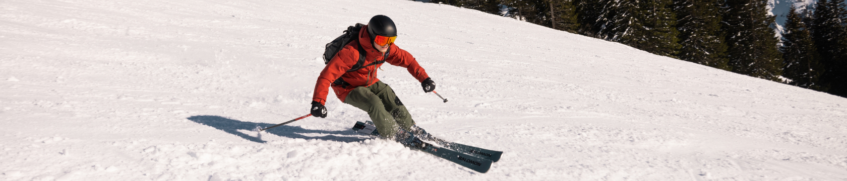 skier tijdens een afdaling op de piste