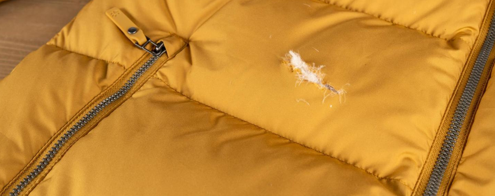 Zo repareer je een scheurtje in je donsjas