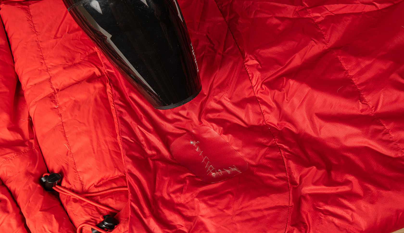 rode jas met gerepareerde scheur